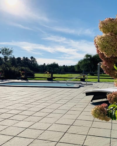 Journée ensoleillée au Spa Champêtre La Belle Blanche en Montérégie.