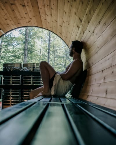 Homme dans un sauna au Sibéria Spa.