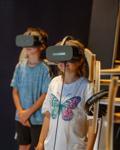 Deux enfants et réalité virtuelle à Statera - l'archipel fabuleux.