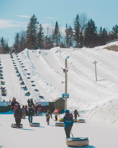 Glissade sur tubes au Super Glissades Matha.