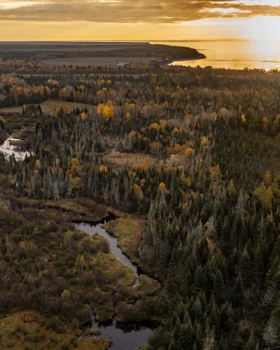 Vue aérienne d'un levée de soleil en bord de mer à l'automne.