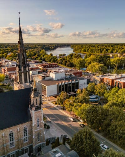 Église et centre-ville de Drummondville vue du ciel.