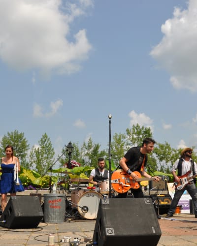 Un été show - Des musiciens jouent à l'extérieur