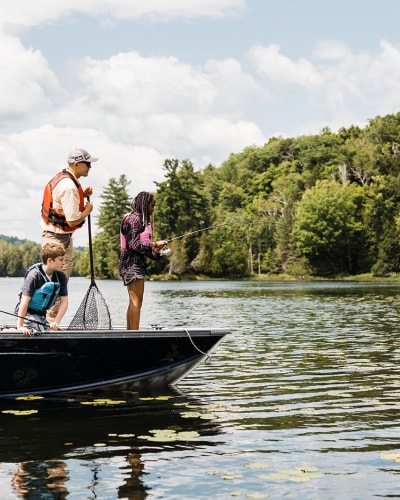 Une aventure de pêche en Petite Nation - Deux adultes et deux enfants font de la pêche sur un petit bateau