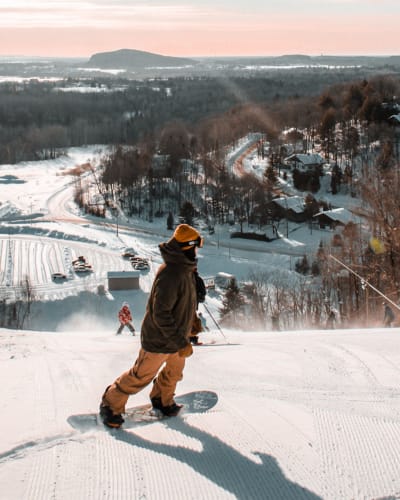 Personne en planche à neige à la Vallée du Parc.