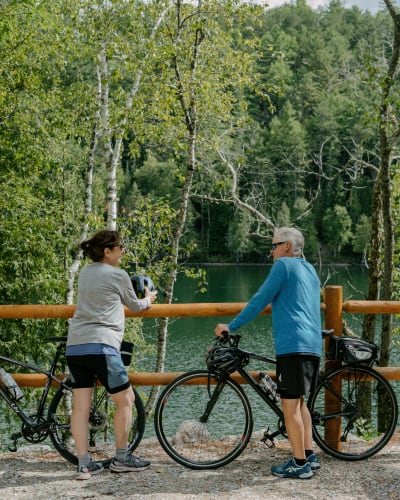Couple senior à vélo.