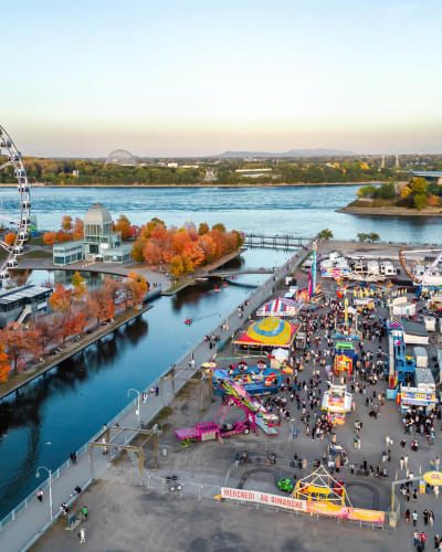 Vue aérienne à l'automne de la Grande Roue et d'un festival.