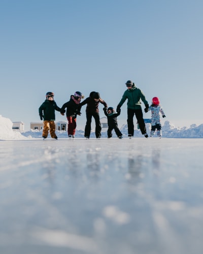 Famille patine au Village sur glace Roberval.