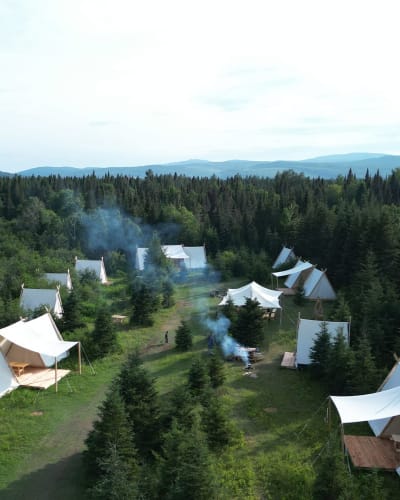 Vue aérienne du camping Viking au Village Viking Hóp.