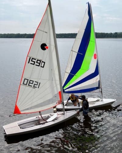 2 voiliers sur la rivière Richelieu.