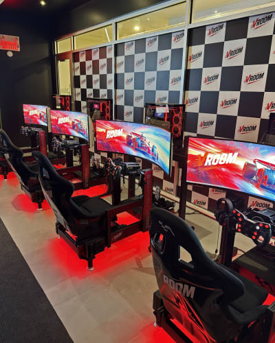 Quatre simulateurs de course automobile à Vroom Simulation.