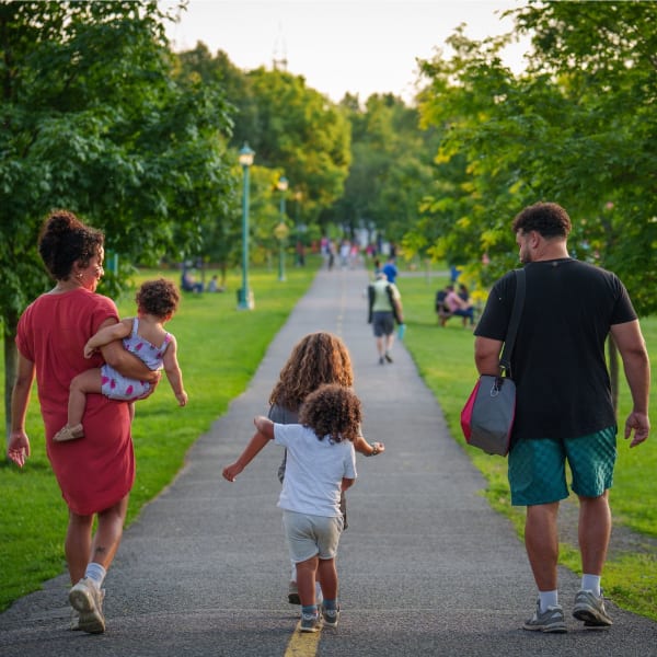 Famille qui marche dans un parc