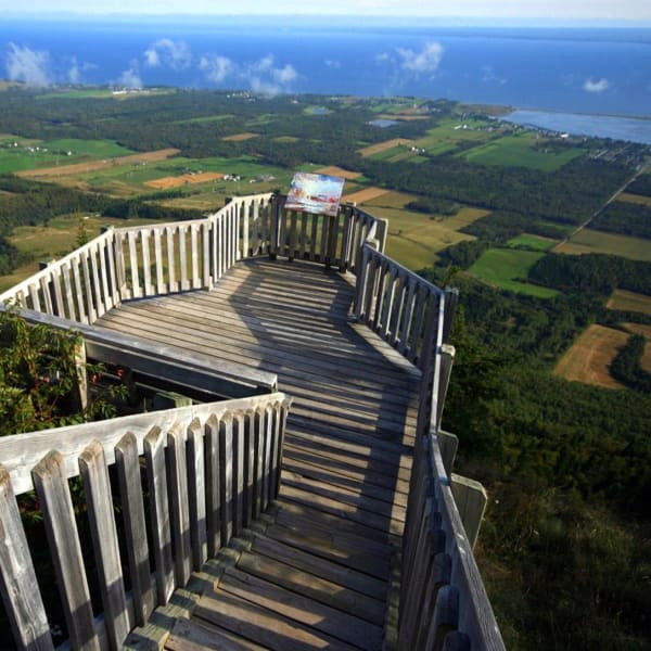 Belvédère dominant la splendide Baie-des-Chaleurs, au Parc régional du Mont-Saint-Joseph