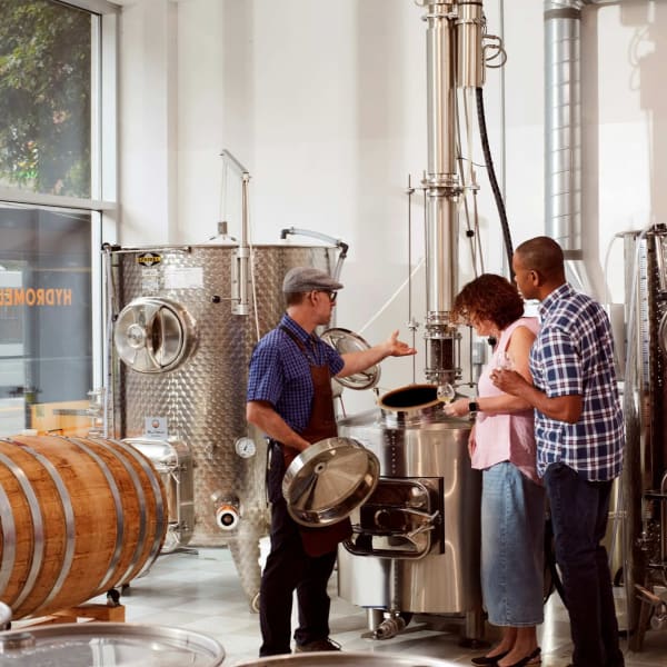 Couple visitant la distillerie. 