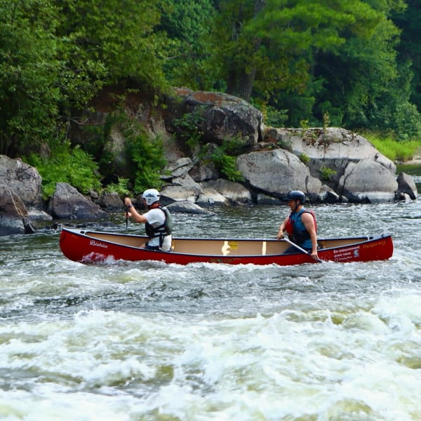 Canot en rivière. 