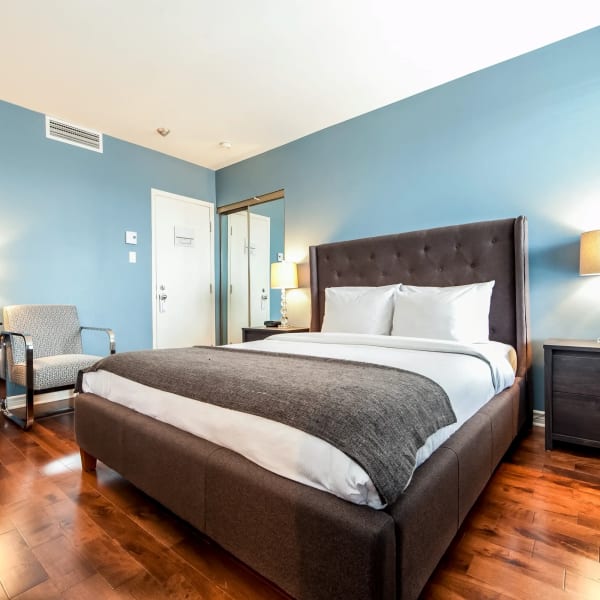 Room with one Queen bed at the Auberge de La Fontaine.