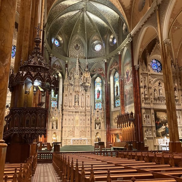 Intérieur et autel de la Basilique Saint Patrick.