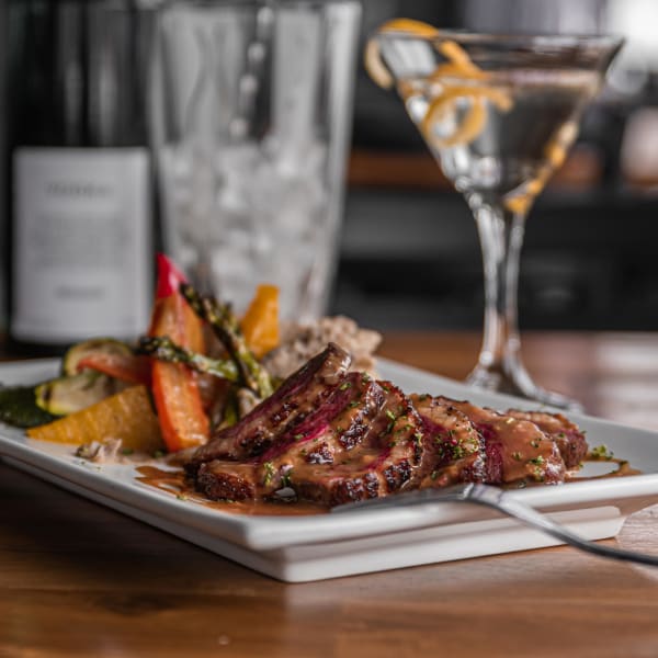 Plat de viande au Bistro Local 245.