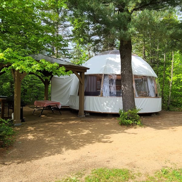 Dôme au camping en été.