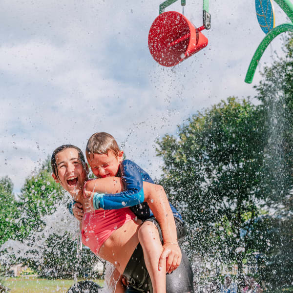 Camping du Pont Couvert - Deux individus dans des jeux d'eau