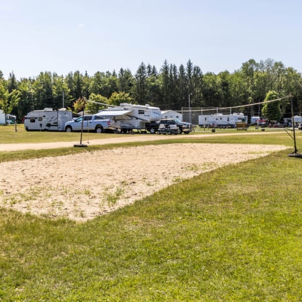 Camping Oiseau Bleu - Terrain de volleyball sur sable
