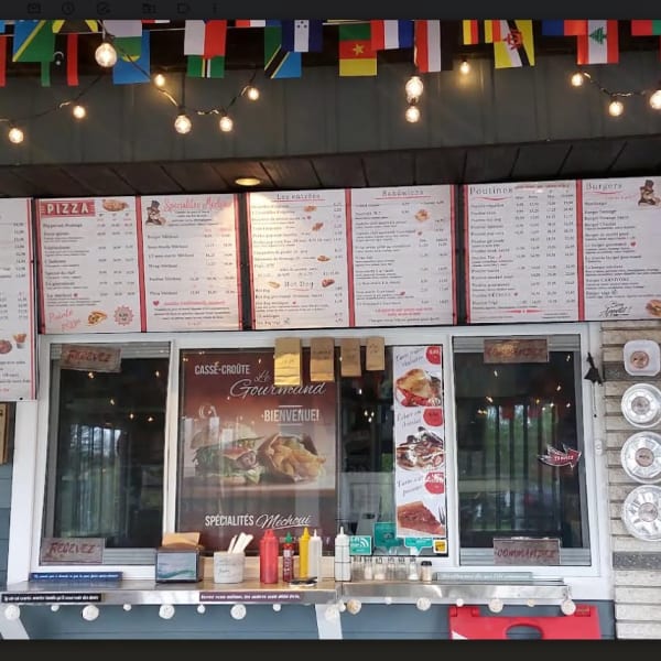 Menu et comptoir au Casse-croûte Le Gourmand.