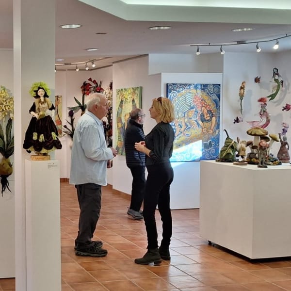 Centre d'action culturelle de la MRC Papineau - Des individus dans une salle remplie d'arts