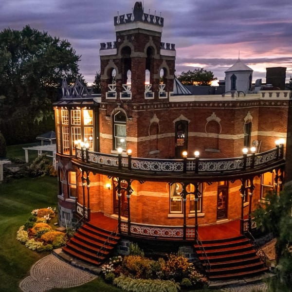 Château Saint-Antoine illuminé en soirée.