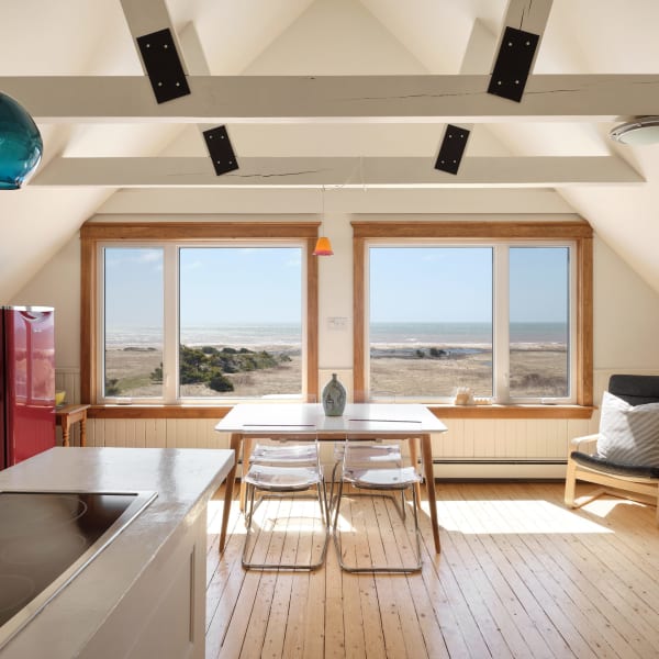 Chez Yvon à Corinne - Small dining room with a view of the beach
