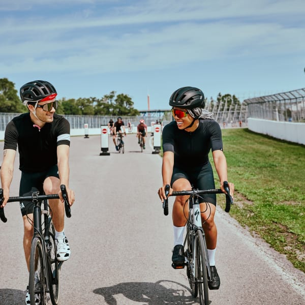 Des cyclistes se promènent sur le Circuit Gilles-Villeneuve 