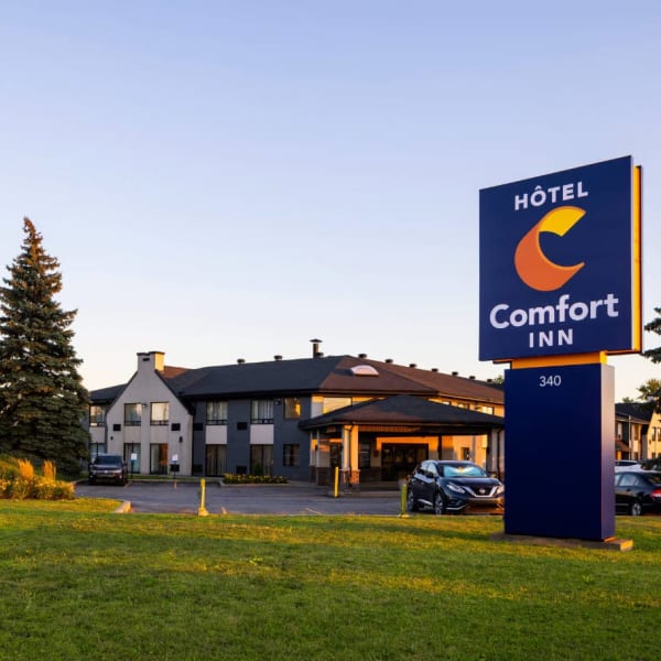 Le Comfort Inn Aéroport de Montréal, vu de l'extérieur.