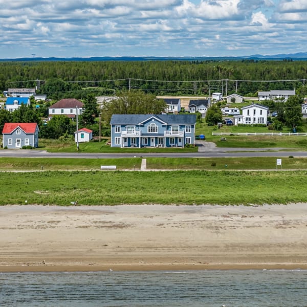 Vue aérienne du bâtiment des Condos de la Mer.