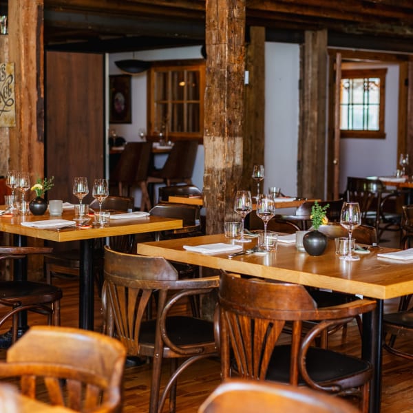 Table dans un restaurant.