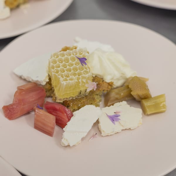 Ferme Les Petites Écores - Assiette gourmande avec, entre autres, un morceau de miel en rayon