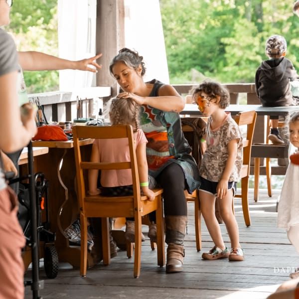 Festi-Enfant au Moulin - Une femme maquille un enfant