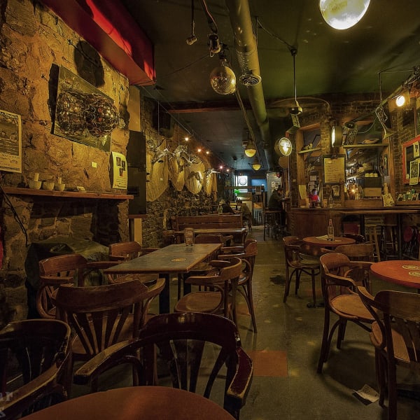 Salle intérieur du bar. 