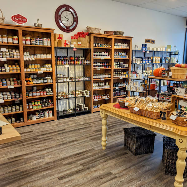 Étalage de produits à la Gourmande boutique.