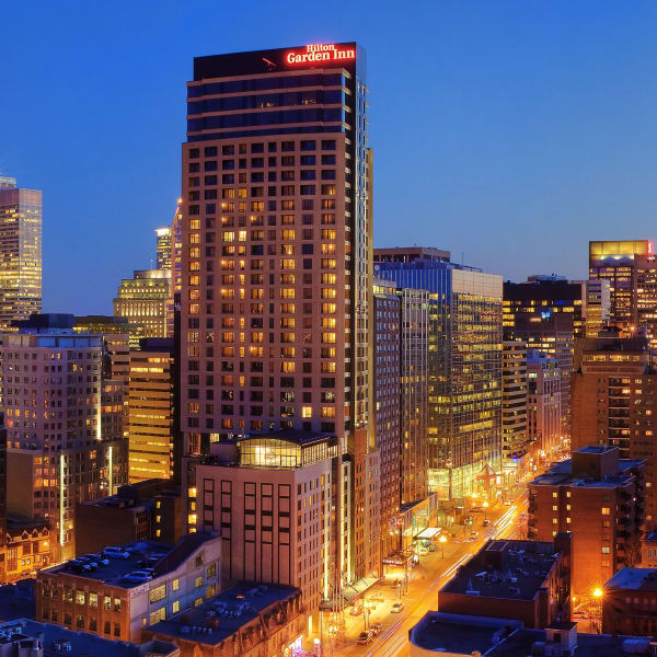 Hilton Garden Inn Montréal Centre-Ville illuminé.