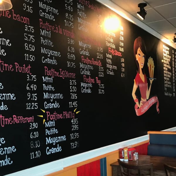 Menu à l'ardoise en salle. 