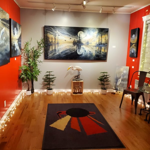 La Galerie de Miss Rey exposant des tableaux de paysages et d’oiseaux.