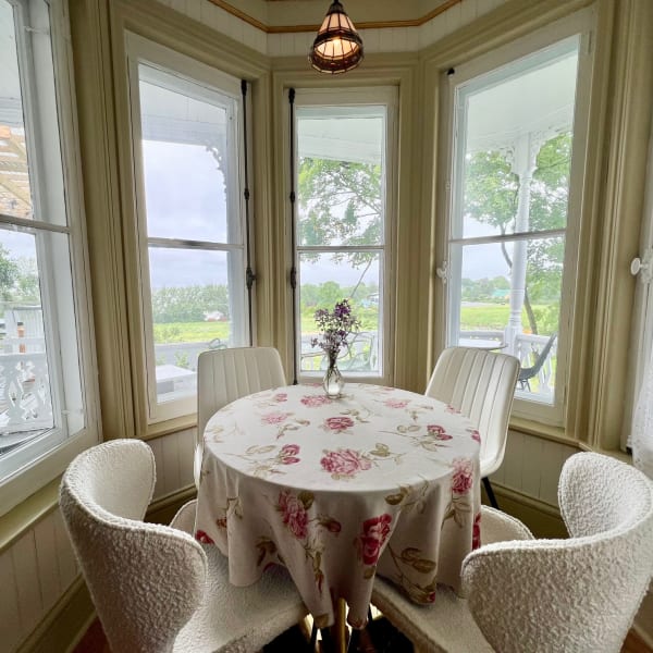 Petite table à manger à La Maison de l'Ermitage.