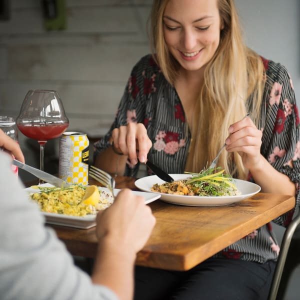 2 personnes dégustant un repas à La Vie La Vie, comptoir santé.