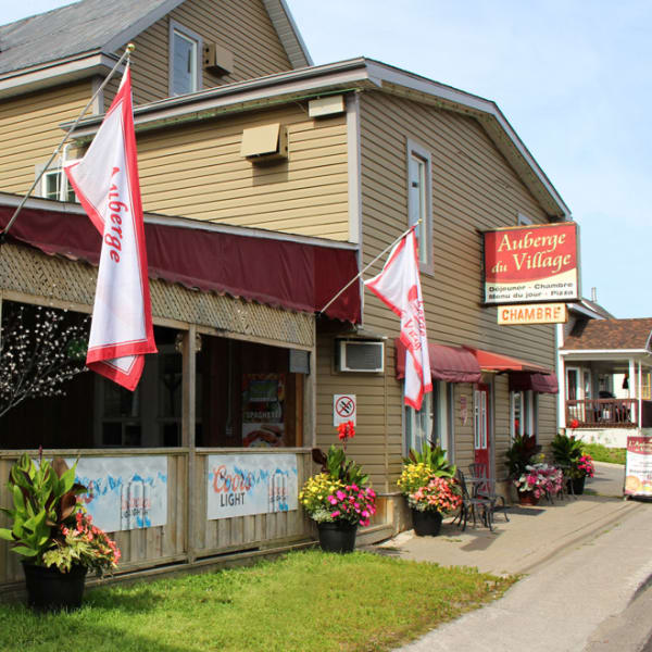 Extérieur du restaurant et de l'Auberge du Village.