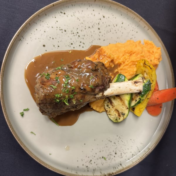 Assiette de gigot du restaurant l'Orchidée.