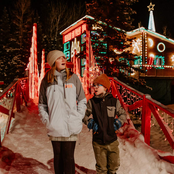 Deux enfants devant la Maison du Père Noël.