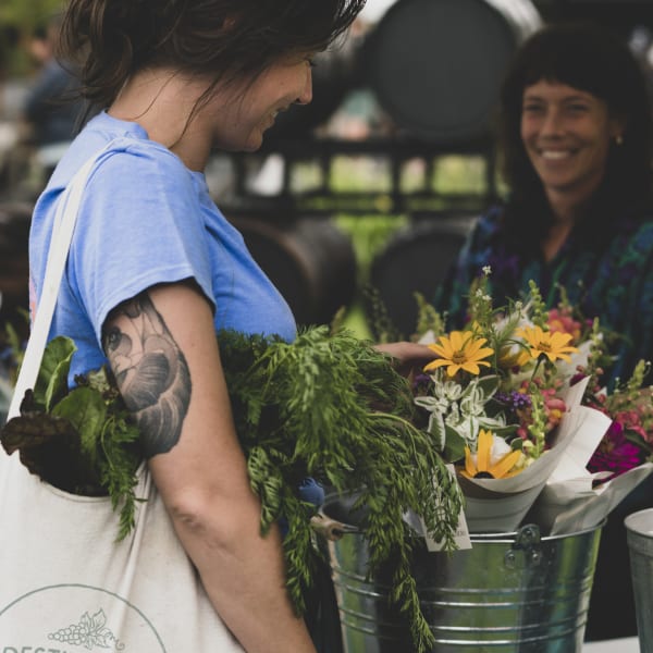 Public markets of Brome-Missisquoi : woman doing shopping