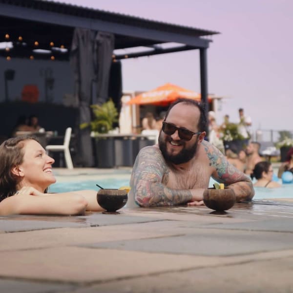 Homme et femme dans la piscine extérieure.