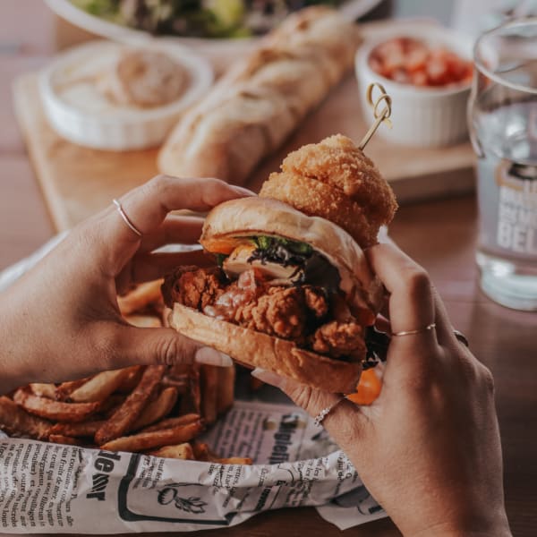 Meilleurs casse-croûtes et crèmeries en Petite Nation : burger