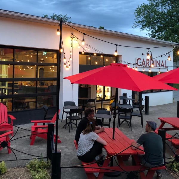 Microbrasserie Cardinal Brewing - Terrasse en soirée.