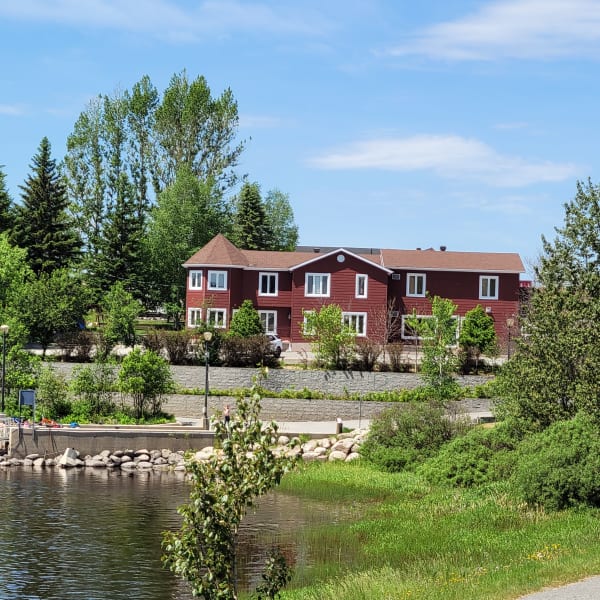Motel La Bell' Villa - Bâtiment rouge près d'un plan d'eau